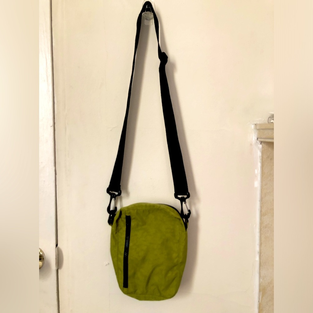 BAGGU Sport Crossbody in avocado